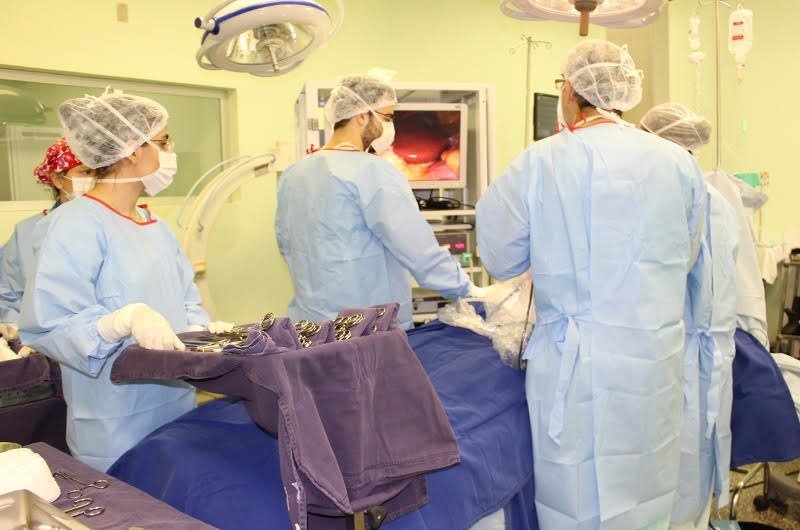 As cirurgias realizadas no HU-UFGD seguem as diretrizes do Protocolo de Cirurgia Segura, conjunto de ações aplicadas com a finalidade de redução do risco de eventos adversos que podem ocorrer antes, durante e depois dos procedimentos​