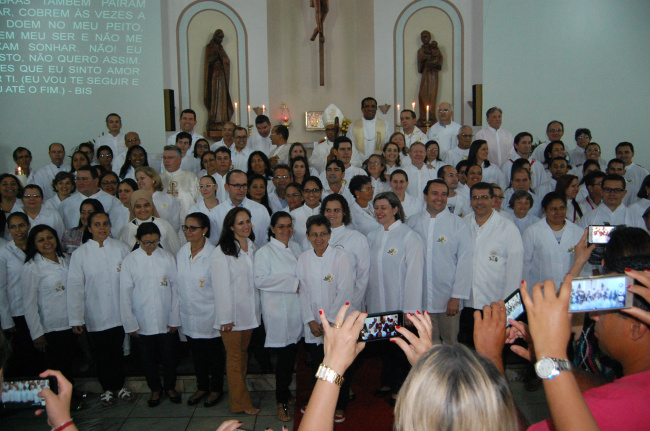 Mais de 100 Ministros Extraordinários da Comunhão Eucarística foram acolhidos na Paróquia Divino Espírito Santo de Rio Brilhante por Dom Henrique. Foto: Gilberto Xavier