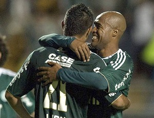 Luan e Assunção comemoram gol (Foto: EFE)