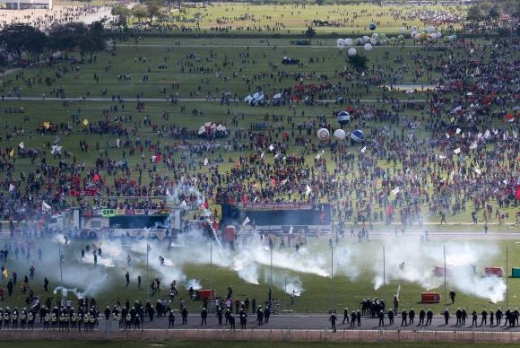 Polícia e manifestantes entram em confronto na Esplanada dos Ministérios durante protesto contra o governo do presidente Temer e reformas trabalhista e da PrevidênciaFabio Rodrigues Pozzebom/Agência Brasil