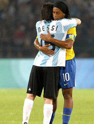 Messi e Ronaldinho se abraçam antes da partida
pelos Jogos de Pequim, em 2008 (Getty Images)