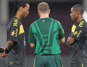 Mano conversa com Ronaldinho e com Elias antes
do treino da última terça-feira (Foto: Mowa Press