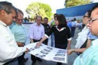 Prefeita Délia mostra projeto de finalização da Praça Antonio João à deputados e vereadores de Dourados 
