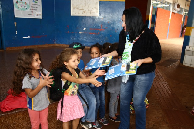 Foto: A. Frota
Alunos receberam kits da secretária Denize Portalann e elogiaram material entregue pelo município