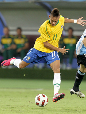 Neymar tenta levar o Brasil ao ataque na partida
desta quarta-feira, no Qatar (Foto: Mowa Press)