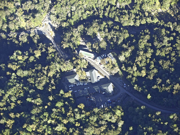 Vista aérea da mina afetada pela explosão, na Nova Zelândia (Foto: AP)