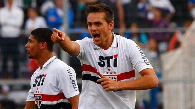 Rafael Tolói comemora primeiro gol do São Paulo contra a Universidad Católica (Marcelo Hernandez/ Photosport/ Fotoarena) 
