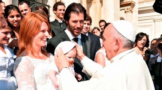 Papa saúda uma família no Vaticano. Foto: L'Osservatore Romano