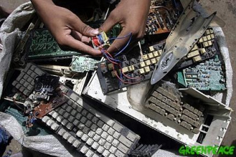 Pela nova lei, os produtos e componentes eletroeletrônicos considerados lixo tecnológico devem receber destinação adequada que não provoque danos ou impactos negativos ao meio ambiente e à sociedade.
