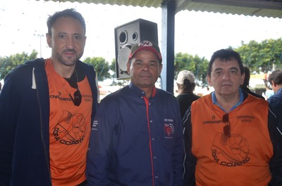 Ênio Teixeira(centro) com membros da cooperativa COAMO.