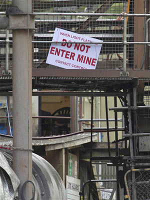 Entrada da mina Pike River, onde os 29 mineiros
estão presos, na Nova Zelândia (Foto: Simon
Baker/AFP)