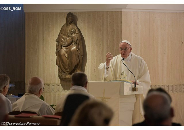Francisco durante a missa na Casa Santa Marta - OSS_ROM