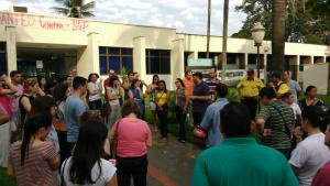 Servidores estão do lado de fora da Unidade I da UFGD - Foto: Franz Mendes
