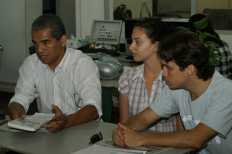 Professor Mário Luiz e os estudantes Alexander e Elisa, do grupo de pesquisa
Foto: Hedio Fazan