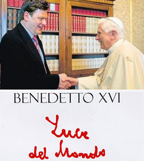Papa Bento XVI cumprimenta o jornalista e escritor alemão Peter Seewald. Livro-entrevista traz fatos e curiosidades sobre a vida do Pontífice
