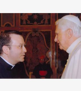 Padre Carlos Simón com o Papa Bento XVI