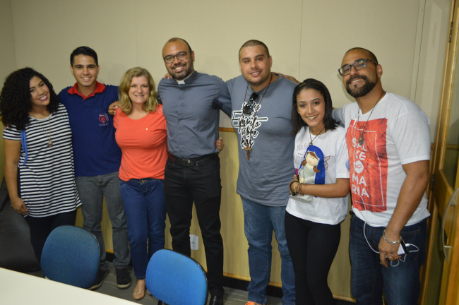 Maiara, Matheus, Regina, Padre Alan, Matheus, Isabela e Hugo. Foto: Gabriel Fernandes