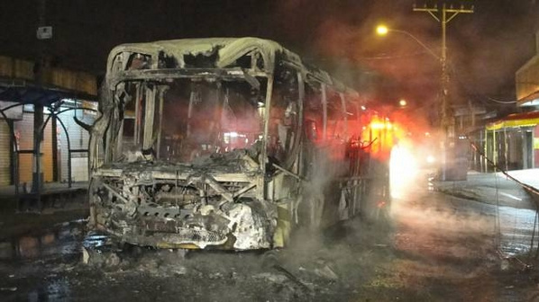 Ônibus incendiados em Belfort Roxo, no Rio (Ag. RBS/Folhapress)
