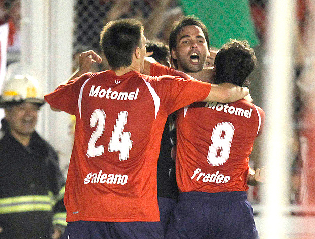 Galeano e Fredes, que fez o segundo, abraçam Parra, autor do primeiro gol do Independiente (Foto: Reuters)