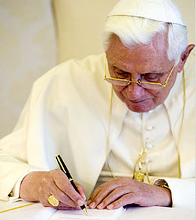 Bento XVI ''assegura a sua oração pelos mortos, como também pelas suas famílias, e pede aos responsáveis que ponham fim às desordens'', afirma o texto