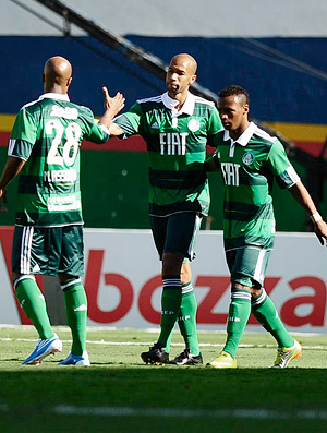 Sem empolgação, Dinei comemora o gol que abriu
o placar (Foto: Marcos Ribolli / Globoesporte.com)