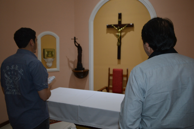 Jorge Pai & Jorge Filho visitaram a capela Santa Clara e rezaram diante de Jesus Eucarístico. Foto: Estanislau Sanabria