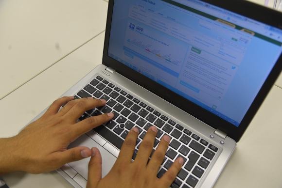Para saber se teve a declaração liberada, o contribuinte deverá acessar a página da Receita na internet, ou ligar para o Receitafone, no número 146 - Marcello Casal Jr./Agência Brasil
