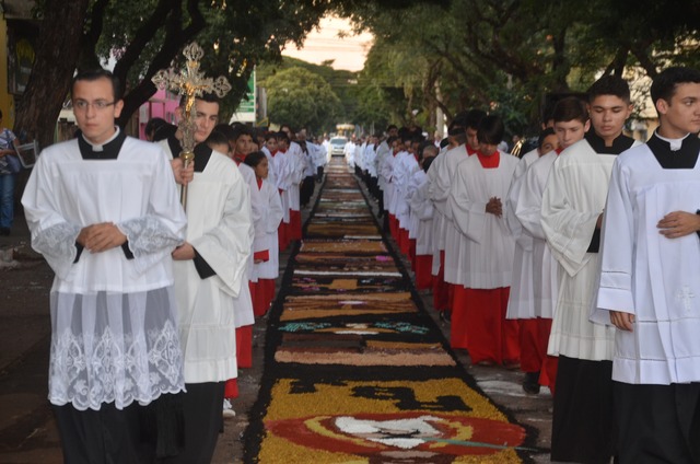 Multidão acompanha celebração de Corpus Christi na Catedral