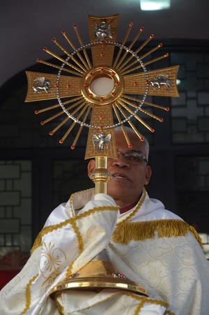 Dom Henrique Aparecido de Lima, bispo da diocese de Dourados que presidiu a celebração na  praça Antônio João.