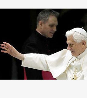 Papa saúda fiéis reunidos na Sala Paulo VI, no Vaticano