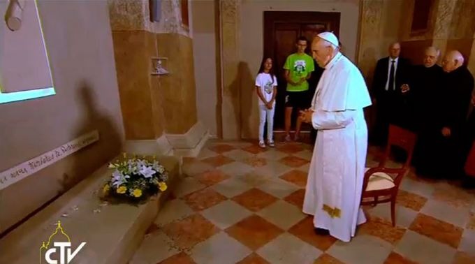 Papa Francisco reza diante do túmulo de Padre Primo Mazzolari. Foto: Captura Youtube