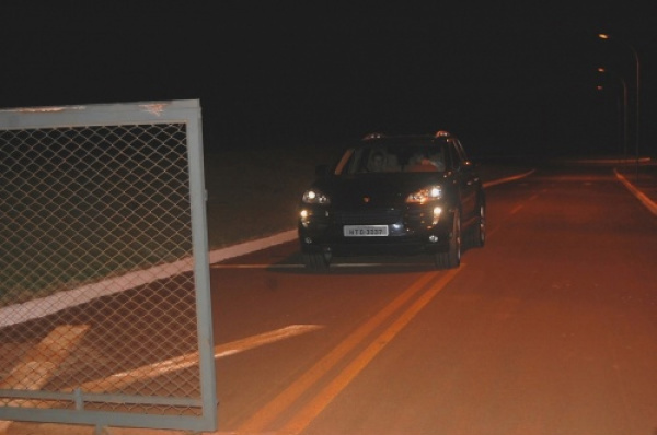 Momento em que Artuzi deixou o presídio federal ontem à noite em Campo Grande
Foto: Campo Grande News