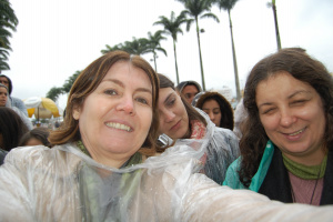 Apresentadoras participam da missa com o Papa em Aparecida Leni Orlandini e Ozair Dias Sanábria aguardando chegada do papa Francisco, em Aparecida.
