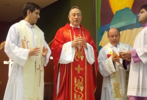 Cardeal Oscar Andrés Rodríguez Maradiaga preside uma Missa em uma paróquia no Rio de Janeiro (foto Grupo ACI)