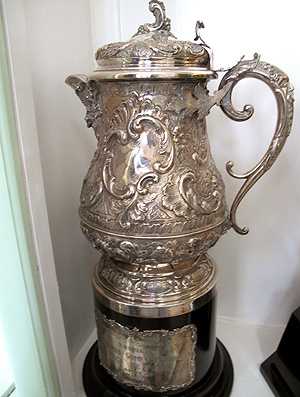 O troféu conquistado pelo Fluminense em 70
(Foto: Diego Rodrigues / GLOBOESPORTE.COM)