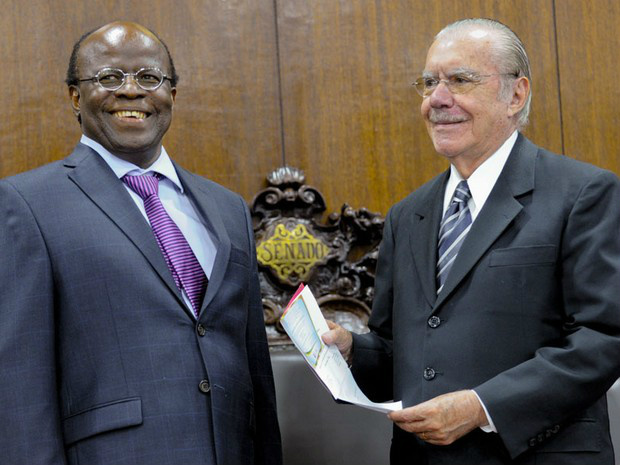 O ministro Joaquim Barbosa, ao entregar convite para sua cerimônia de posse ao presidente do Senado, José Sarney (PMDB-AP)  (Foto: Marcos Oliveira/Agência Senado)