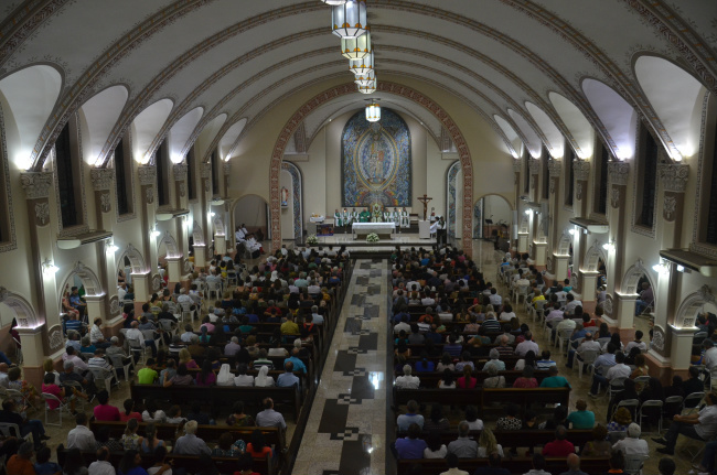 Igreja Catedral ficou repleta de fiéis que juntos, rezaram e agradeceram a Deus por tudo o que Dom Redovino fez pela Diocese de Dourados, na missa de 7º dia de seu falecimento. Foto: Estanislau Sanabria