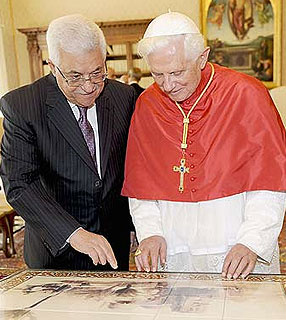 O presidente Mahmoud Abbas e o Papa Bento XVI durante encontro no Vaticano, em 8 de outubro de 2009