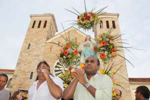 Procissão reúne milhares de pessoas nas ruas de Dourados
Foto: Hédio Fazan
