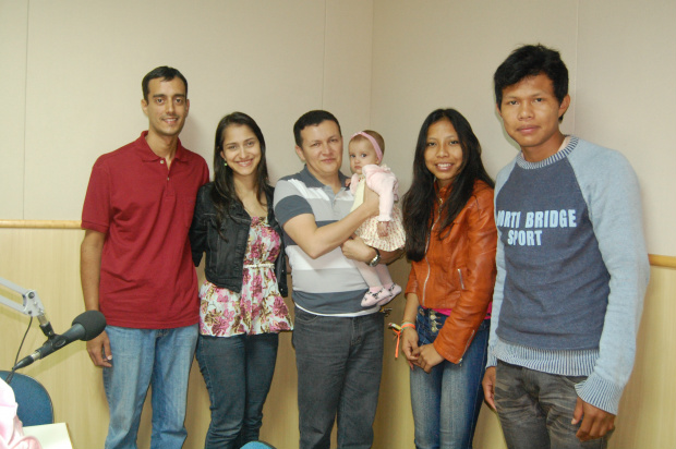 jovens indígenas de Dourados que compareceram na JMJ e a pequena Giovana que foi beijada e abençoada pelo papa Francisco.