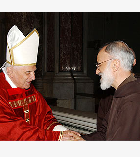 O pregador da Casa Pontifícia, Frei Raniero Cantalamessa, O.F.M. Cap., saúda o Papa Bento XVI