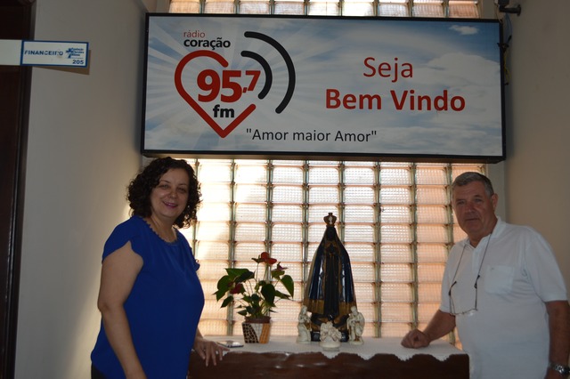 Ozair Sanábria, comunicadora e diretora artística  recepcionou o padre André, que esteve pela 1ª vez na Rádio Coração. 