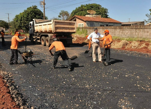 Murilo vistoria asfalto na Rua Arthur Frantz, no Parque Alvorada, onde prefeitura executa mais de 7.000 metros lineares de pavimentação
Equipe trabalha em pavimentação no Parque Alvorada
Crédito: A. Frota
