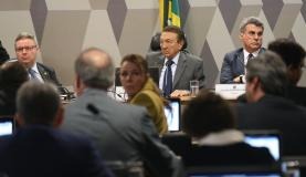 Mais de 12 horas após o início da sessão, o texto-base do senador Romero Jucá foi votado e aprovado, sob protestos da oposiçãoAntonio Cruz/Agência Brasil