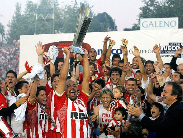 'La Brujita' Verón levanta a taça do Apertura: Estudiantes caiu em grupo complicado na Libertadores (EFE)