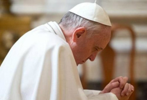 Papa Francisco consola por telefone o irmão de uma vítima de assassinato