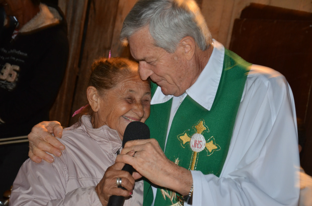 Missa em ação de graças pela entrega da nova casa de Dona Tereza