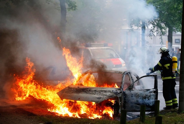 Carro é incendiado durante protesto contra cúpula do G20, em Hamburgo, na Alemanha, nesta sexta-feira (7) (Foto: Hannibal Hanschke/ Reuters)
