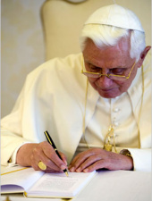 Bento XVI lembra momentos tristes, como o “ataque contra a catedral siro-católica de Nossa Senhora do Perpétuo Socorro em Bagdá, onde, no dia 31 de outubro, foram assassinados dois sacerdotes e mais de cinquenta fiéis