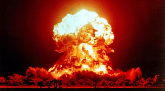 Explosão de uma bomba nuclear na área de teste de Nevada (18 de abril de 1953). Crédito: Courtesy of National Nuclear Security Administration, Nevada Site Office